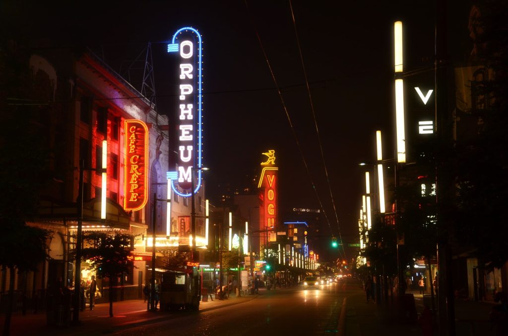 Les Néons, La Nuit par Karen Della Monica