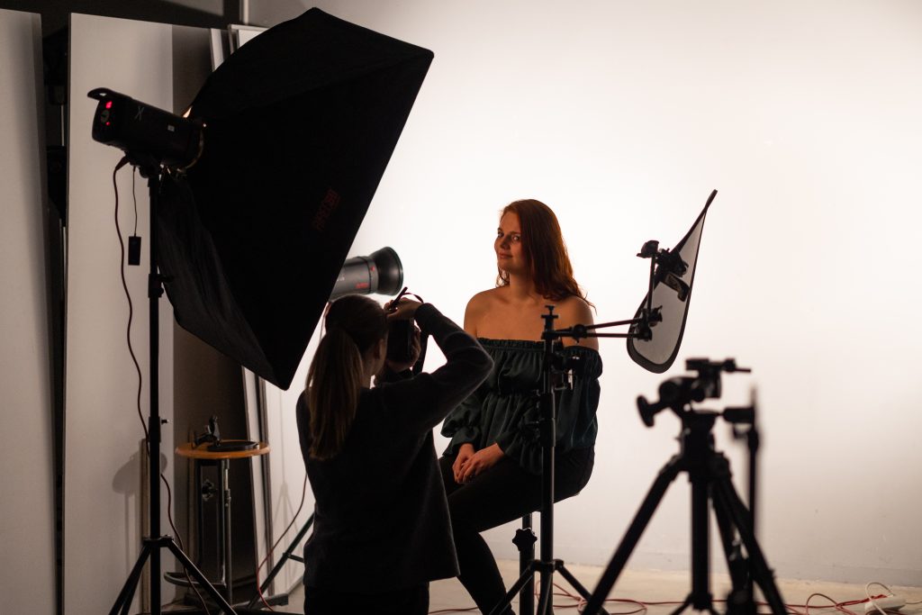 Une jeune femme prend la pose devant l'objectif d'un photographe de l'ETPA.