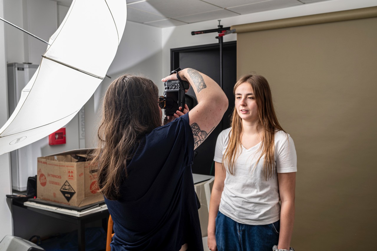 Des élèves sont en plein shooting photo dans les studios photos de l'ETPA.