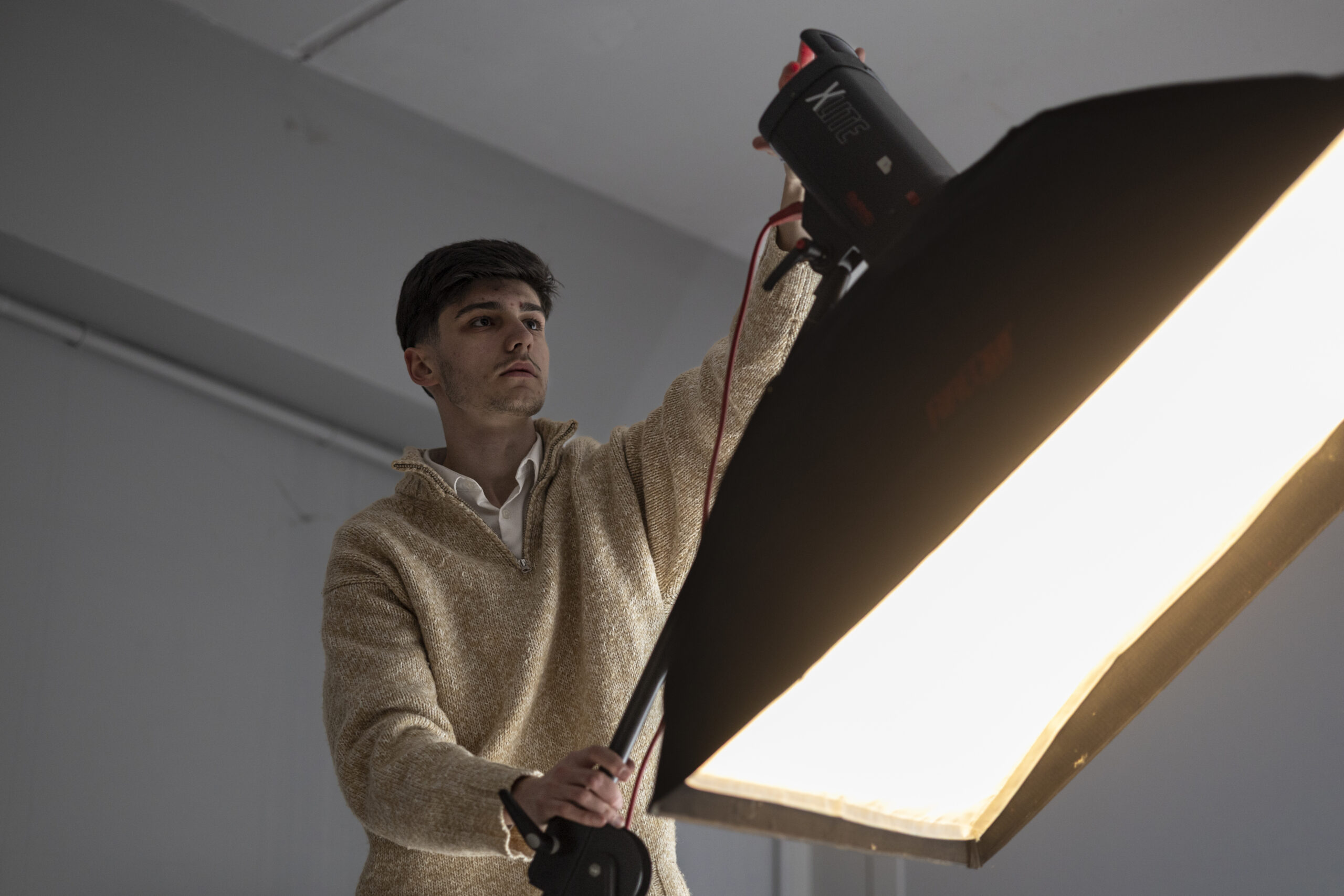 Mise en place lumière par un étudiant en studio