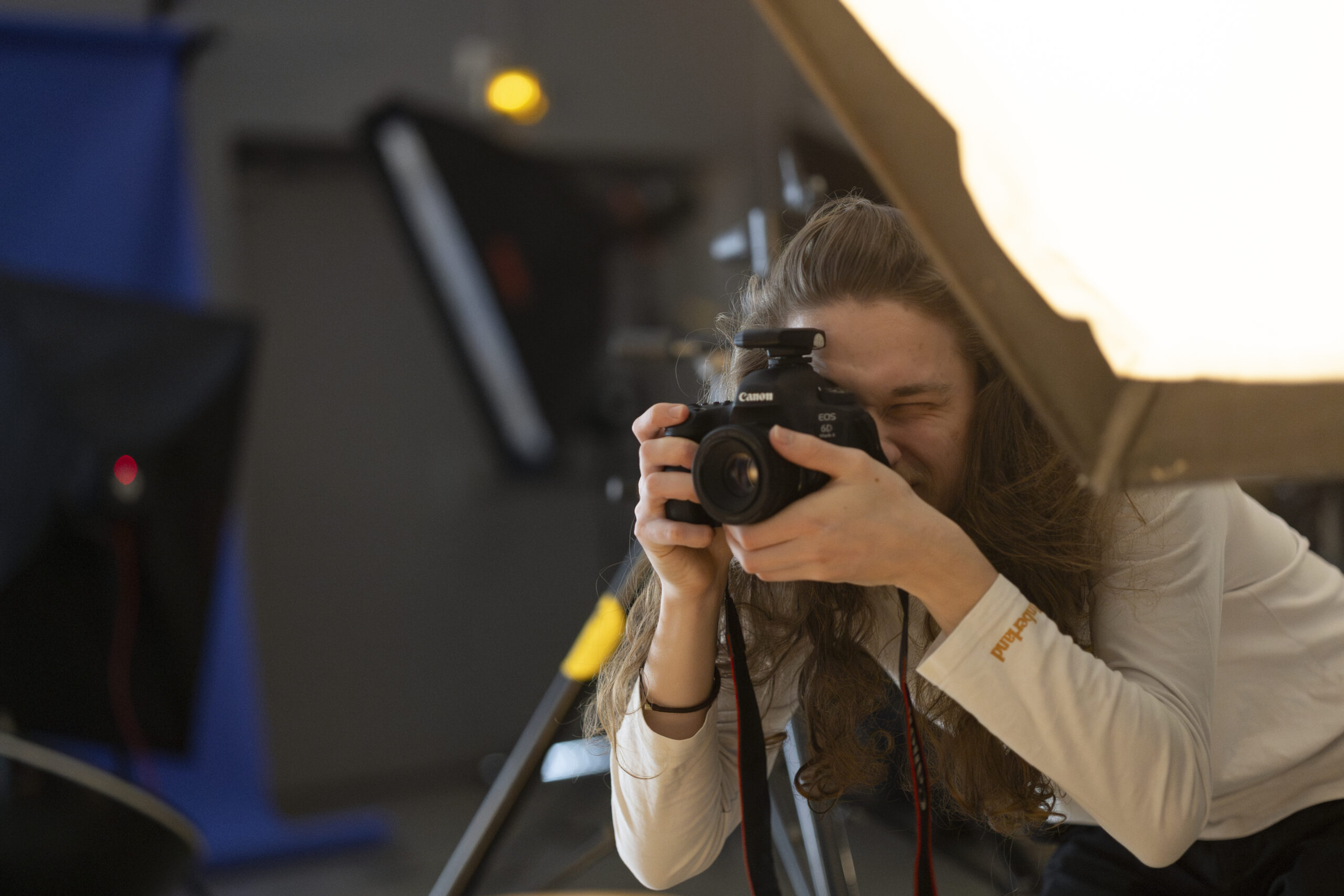 étudiant qui réalise un shooting en studio photo
