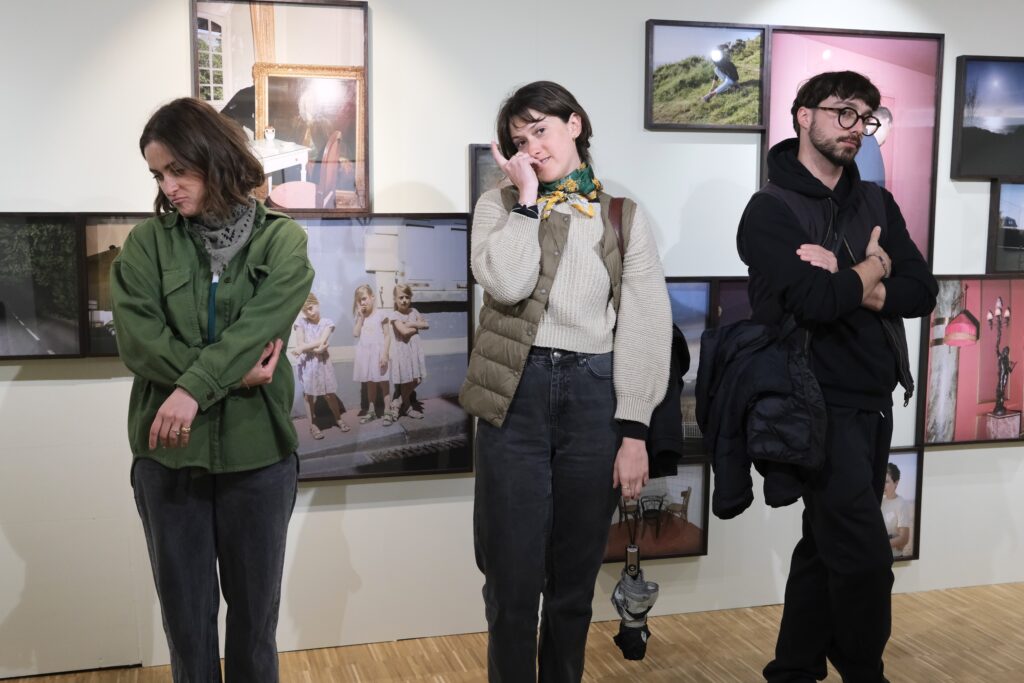 etpa alumni à une expo photo