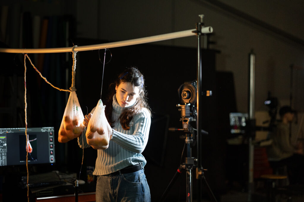 femme en train d'exercer le métier de photographe