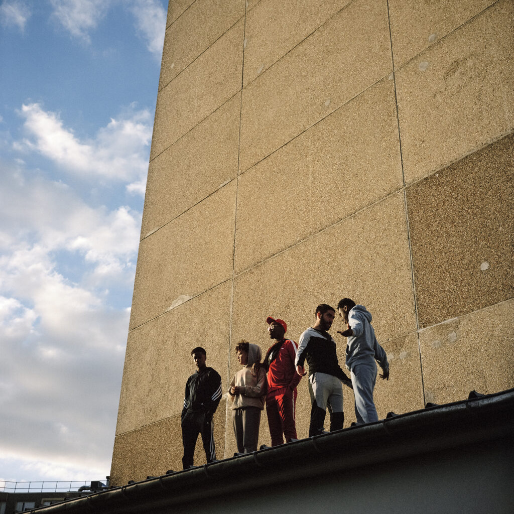 jeunes hommes sur un toit au coucher du soleil