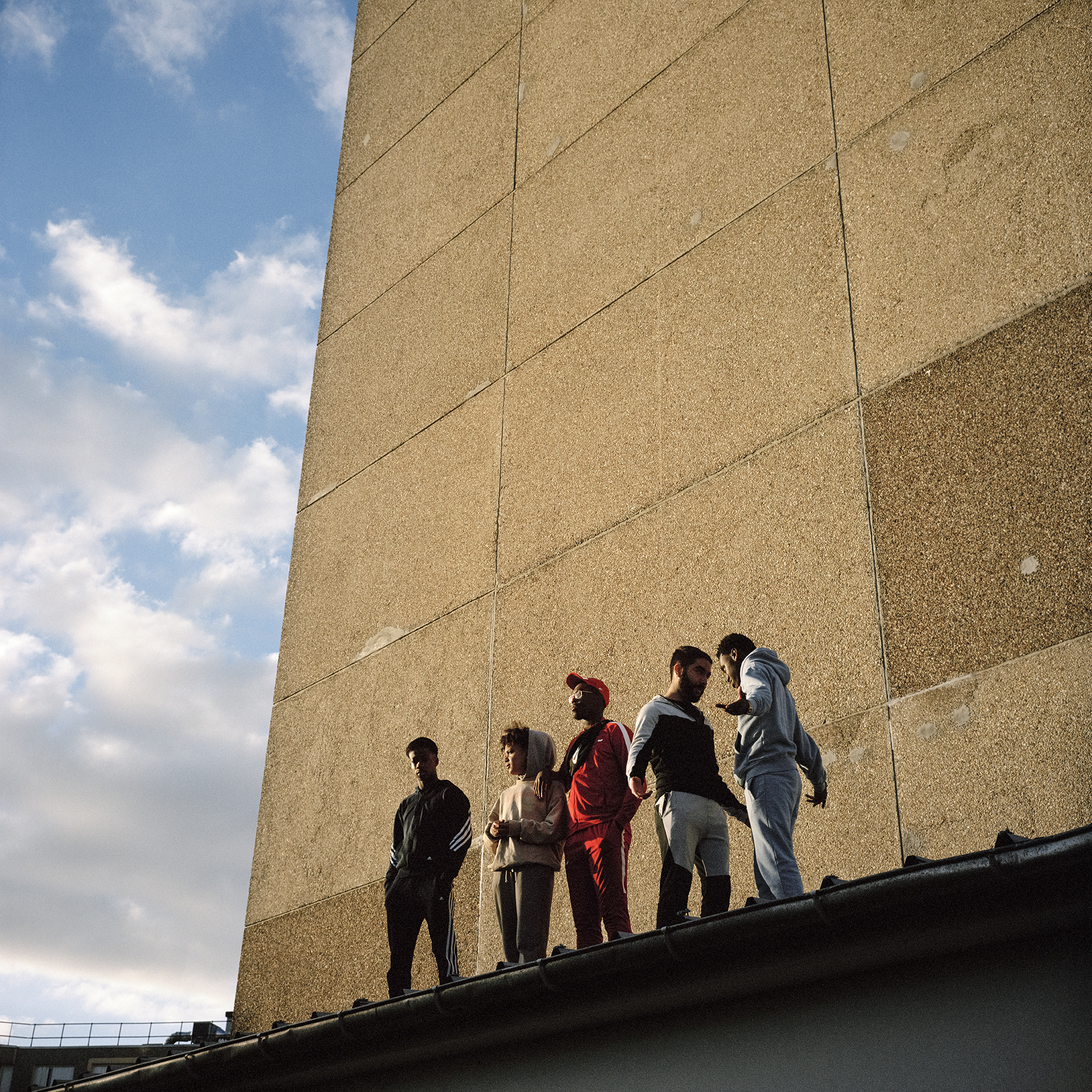 jeunes hommes sur un toit au coucher du soleil