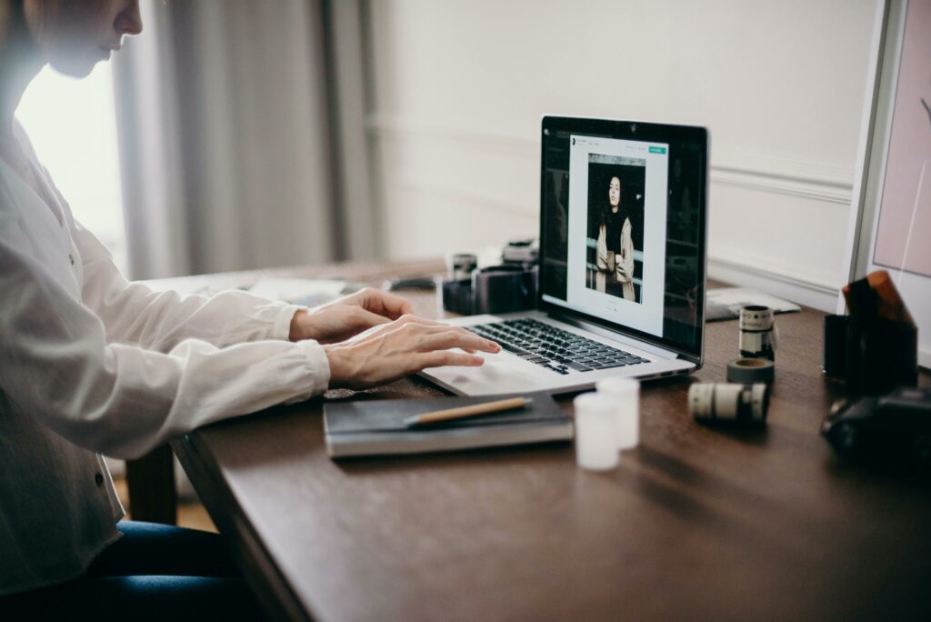 personne en train d'exercer le métier de retoucheur photo etpa