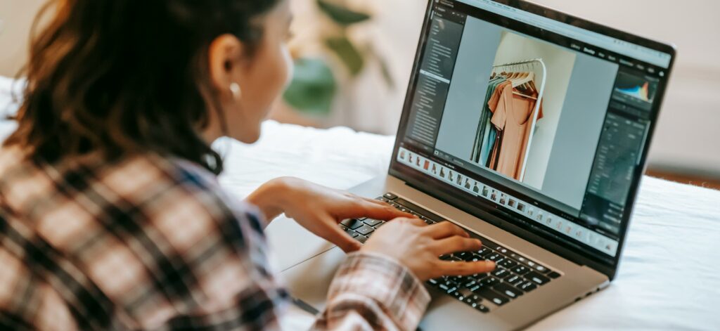 photographe e commerce en train de retoucher ses photos