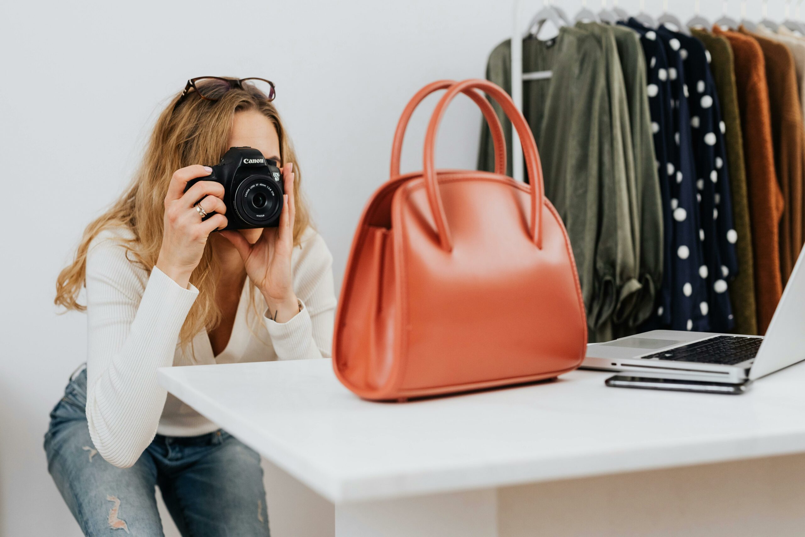 photographe e commerce en train d'exercer