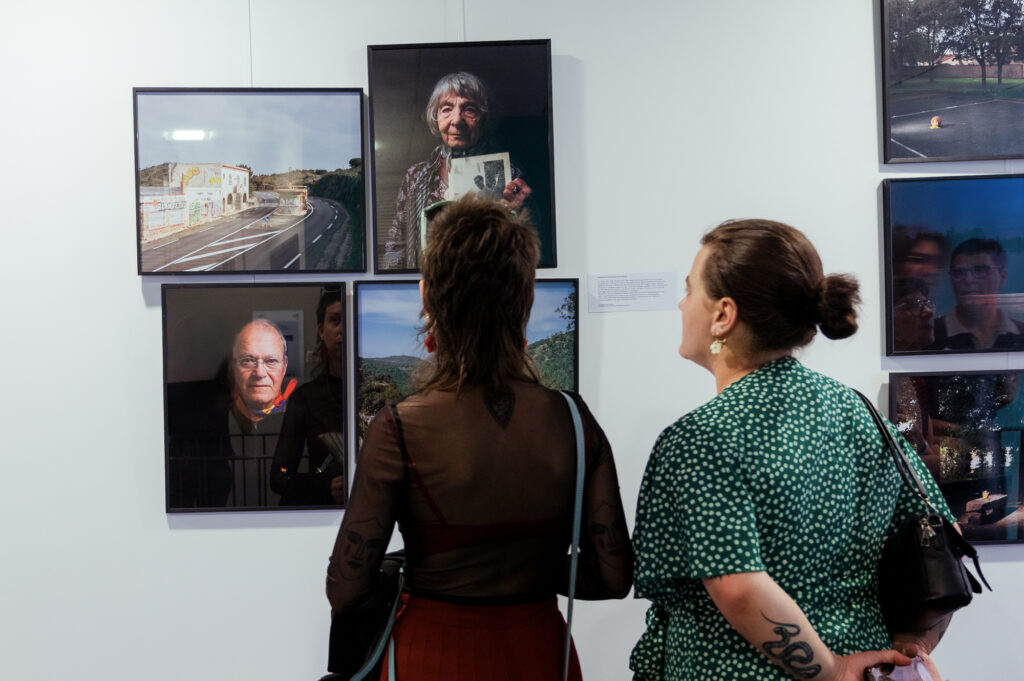 deux femmes regardent des photographies