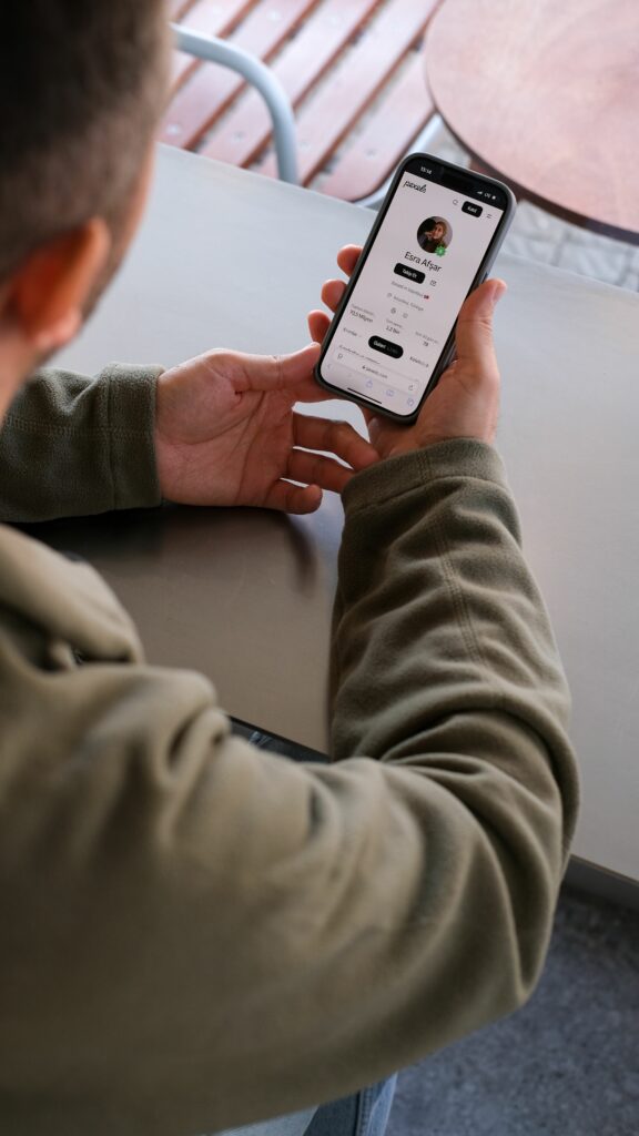 Un écran affichant des avis et témoignages de clients satisfaits sur la fiche professionnelle d'un photographe