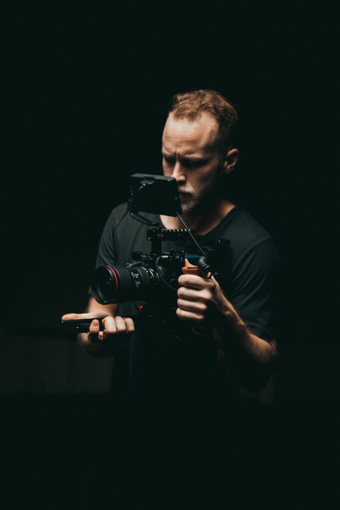 Photo De Mise Au Point Peu Profonde D'un Homme Portant Un Appareil Photo Reflex Numérique Noir