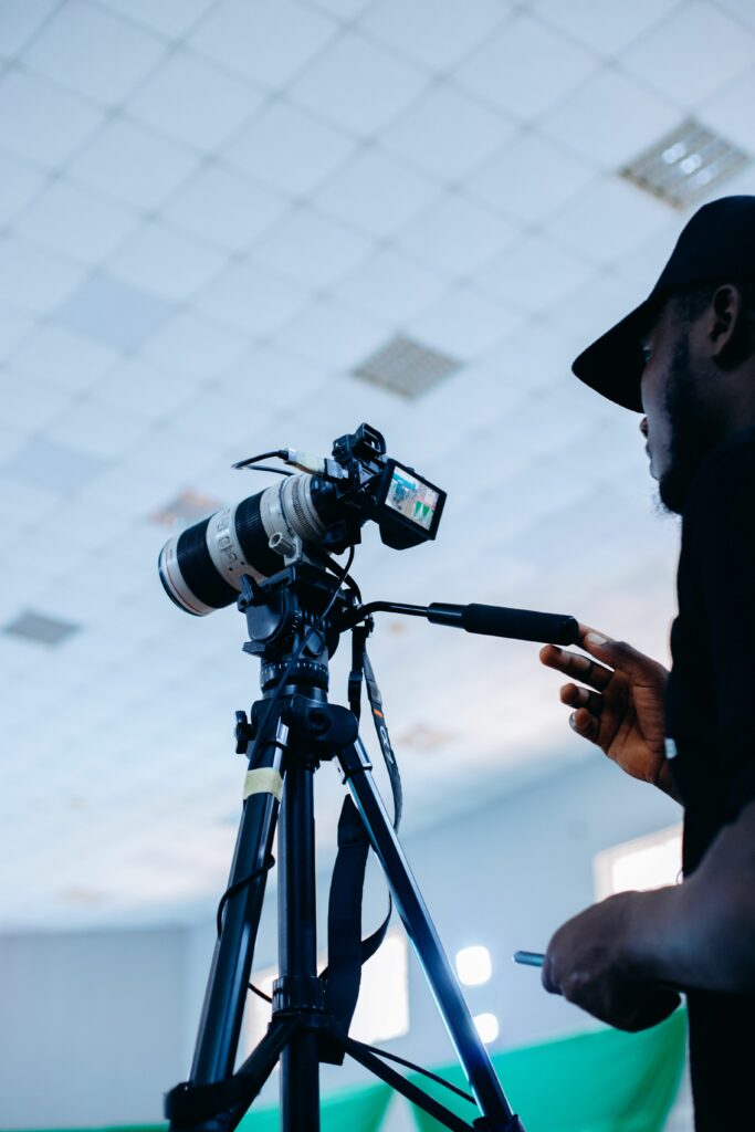 Un photographe utilisant un appareil photo professionnel sur un trépied dans un studio