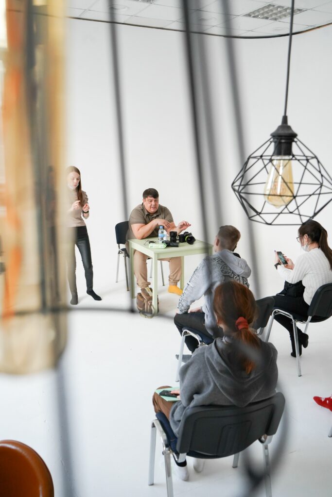 Cours de photographie animé par un professeur devant ses étudiants.