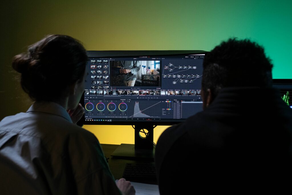 Deux professionnels travaillent sur des photographies dans le logiciel DaVinci Resolve.
