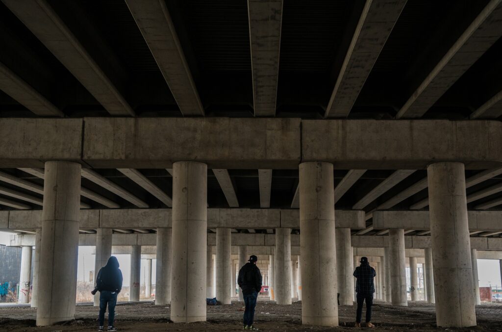 personnes en train de photographier des architectures abandonnées