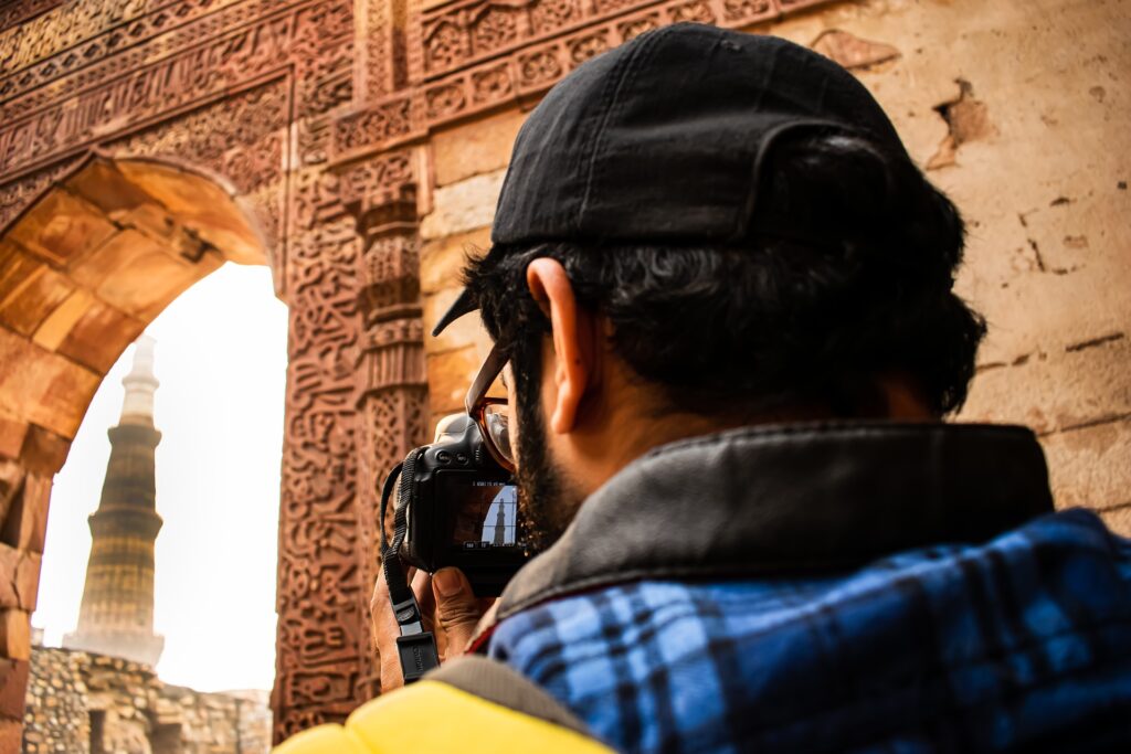 homme en train de photographier une architecture culturelle