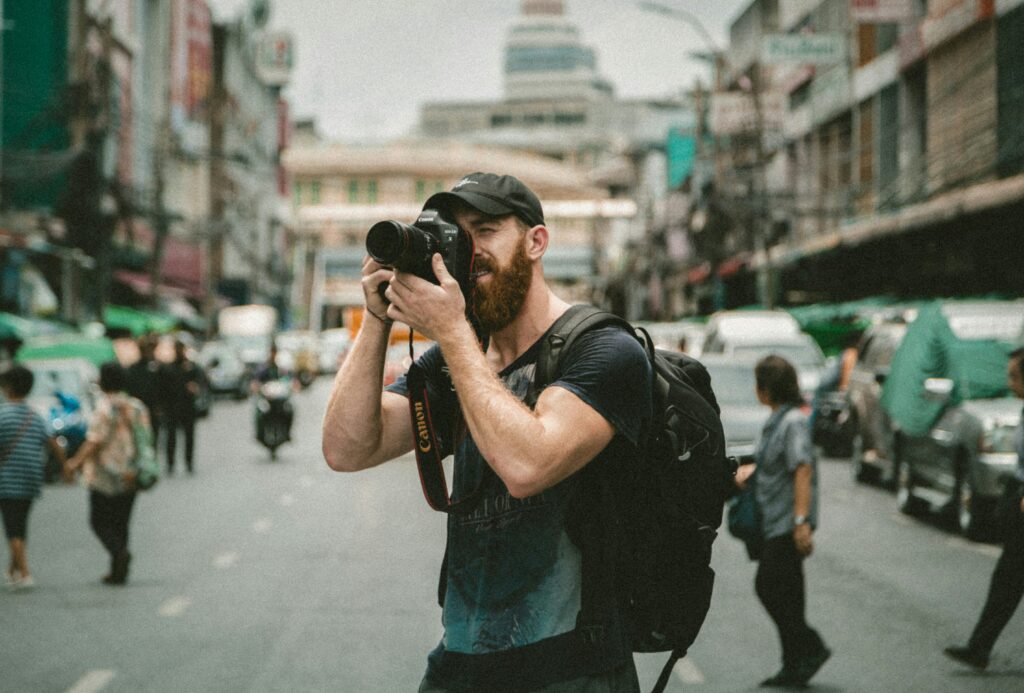 personne en train de photographier une ville lors d'un voyage