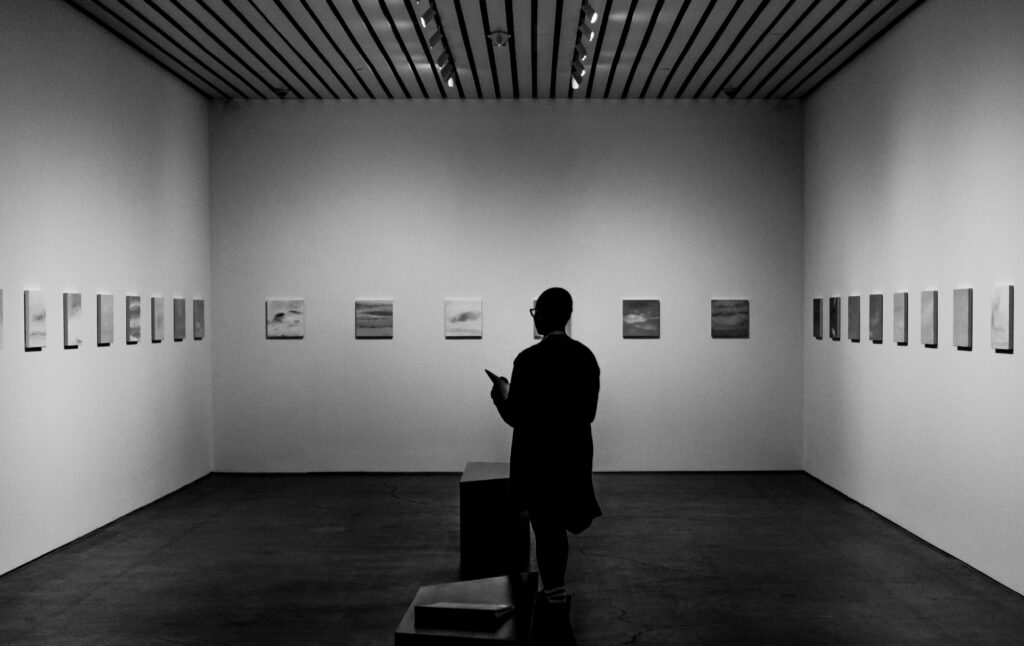 exposition de photographie avec personne en train de regarder
