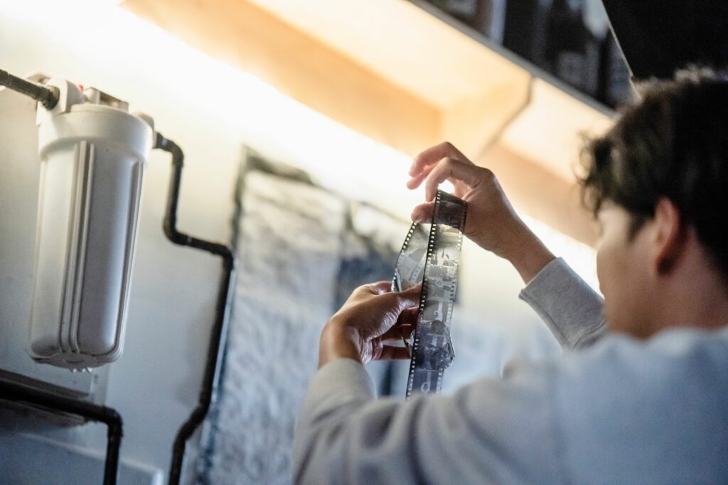 Étudiant en photographie argentique travaillant en laboratoire photo
